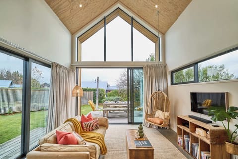 Living Room: Sun-drenched retreat with stylish decor and stunning views of nature!