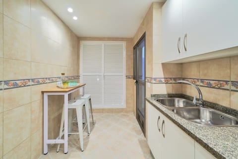Family Apartment, 3 Bedrooms | Private kitchen