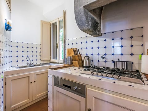 Kitchen, Flooring, Kitchen Stove, Gas Stove, Tile, Stove, Major Appliance, Cooktop, Kitchen Appliance, Countertop