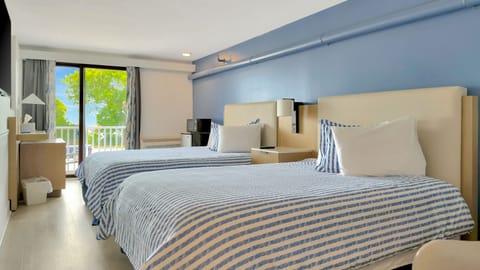 Premium bedding, laptop workspace, WiFi (free), bed sheets