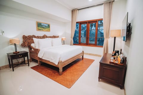 Griya Agung | Minibar, in-room safe, desk, blackout drapes