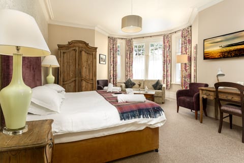 Superior Double Room, Ensuite | In-room safe, individually decorated, desk, iron/ironing board