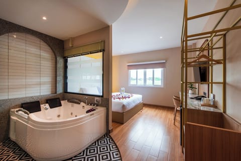 Deluxe Villa | Bathroom | Free toiletries, soap, shampoo, toilet paper