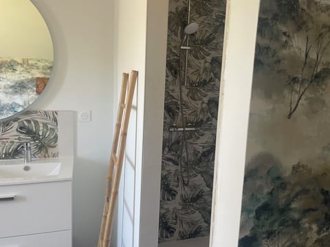 Premium Room, Non Smoking | Bathroom | Shower, rainfall showerhead, hair dryer, towels