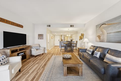 Scenic 2 BR 2 BA Living for a Destination Vacation