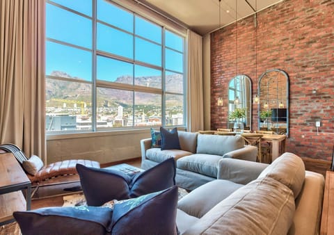 Luxury Loft, Mountain View | Iron/ironing board, WiFi (free)