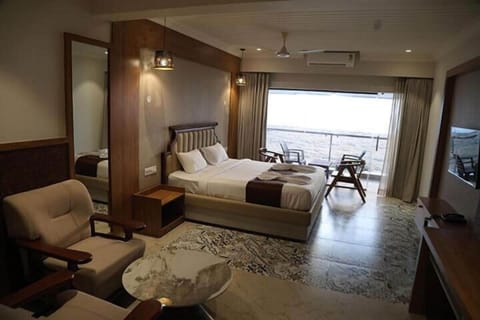 Luxury Single Room | Free WiFi, bed sheets
