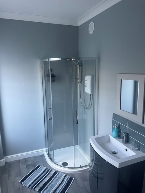 Double Room, Harbor View | Bathroom