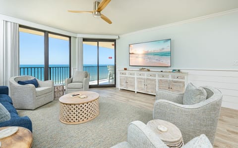 Condo, 3 Bedrooms | Living area