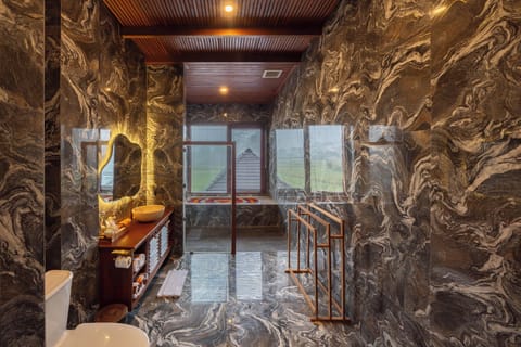 Suite Room with pool view | Bathroom | Hair dryer, towels, soap, shampoo