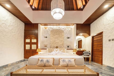 Deluxe Executive Room with Pool View | Desk, free WiFi, bed sheets