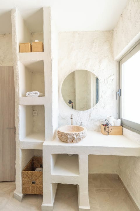 Standard Triple Room | Bathroom | Shower, hair dryer, towels, soap