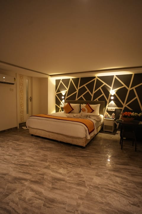 Superior Room | Desk, laptop workspace