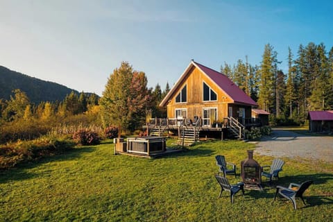 The chalet surrounded by nature, with a spacious outdoor area to relax.