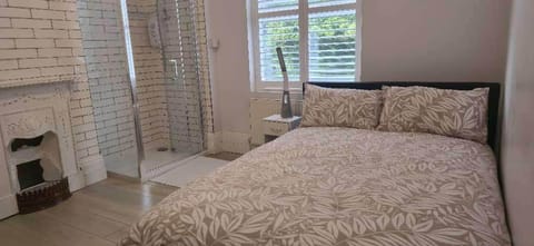 4 bedrooms, iron/ironing board, WiFi (free), bed sheets