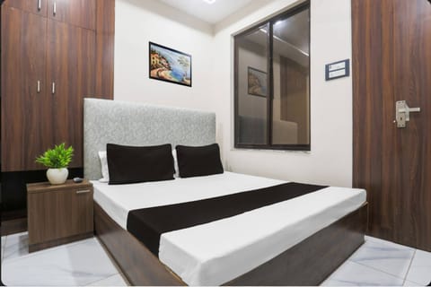 Deluxe Double Room | Desk, bed sheets