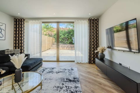 House | 4 bedrooms, desk, Internet