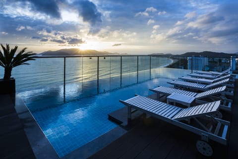 Outdoor pool, pool umbrellas, sun loungers