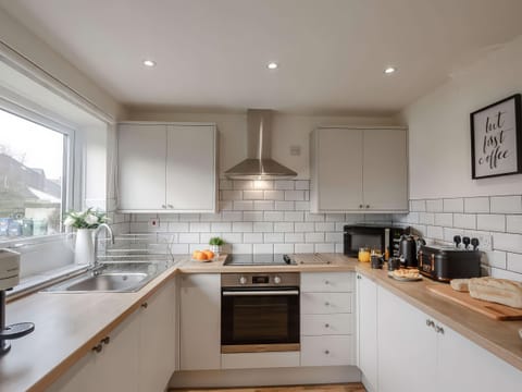 Cottage | Private kitchen | Microwave, cookware/dishes/utensils