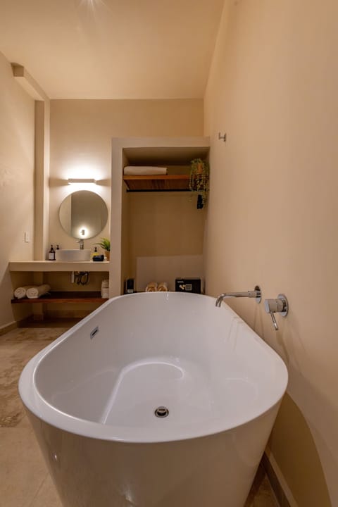 Luxury Room, 1 King Bed with Sofa bed | Bathroom | Towels, soap, shampoo, toilet paper