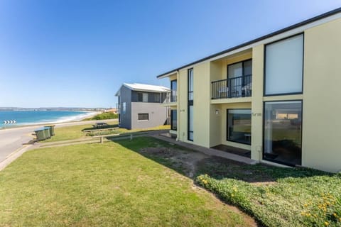 Step outside and you’re moments from Knights Beach, where sweeping ocean views and the coastal walking trail set the scene for easy seaside mornings and sunset strolls.