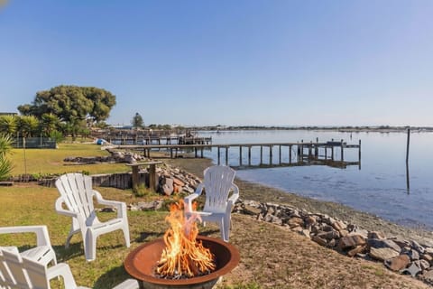 Gather around the fire pit as the sun sets over the Mundoo Channel, with the sound of water lapping at the shore.