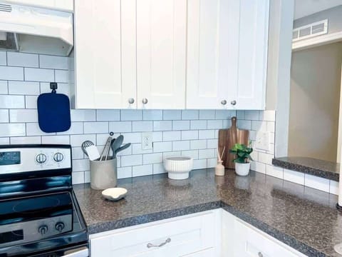 House, Multiple Beds, Kitchen, Garden View (37132 Grassy Hill ) | Private kitchen | Fridge, microwave, oven, stovetop