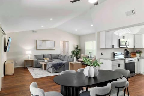 House, Multiple Beds, Patio, Garden View (1941 Tidewater Ct) | Interior