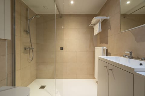 Standard Double Room | Bathroom | Free toiletries, towels, soap, shampoo