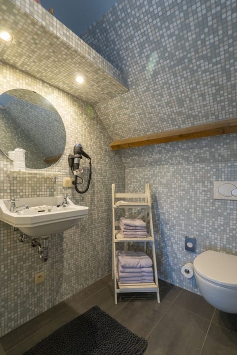 Deluxe Double Room | Bathroom | Free toiletries, towels, soap, shampoo