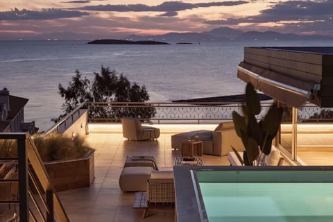 Outdoor pool, pool umbrellas, sun loungers