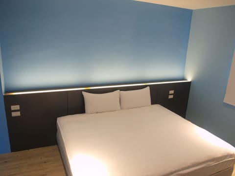 Double Room | Desk, blackout drapes, soundproofing, WiFi (free)