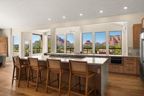 [Kitchen] Fully equipped kitchen with large island