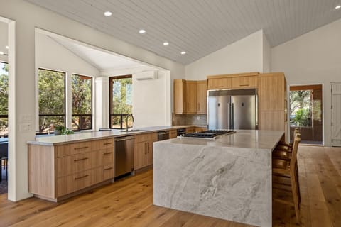 [Kitchen] Fully equipped kitchen with large island