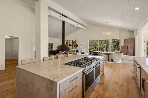 [Kitchen] Fully equipped kitchen with large island
