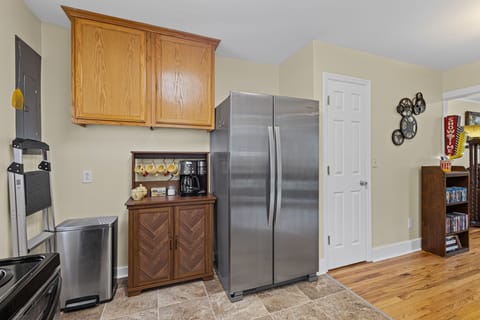 This quaint kitchen does have pots and pans, as well as silverware and dinnerware for up to four guests.