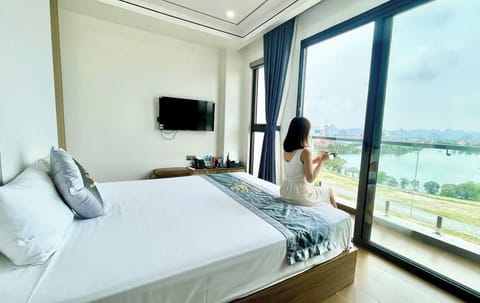 Deluxe Double Room, Balcony, City View | Minibar, laptop workspace, blackout drapes, soundproofing