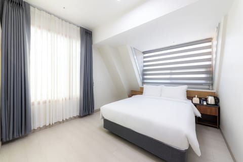 Suite (A) | Down comforters, blackout drapes, free WiFi, bed sheets