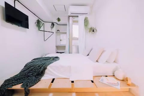 Apartment, 1 Double Bed, Non Smoking | Desk, iron/ironing board