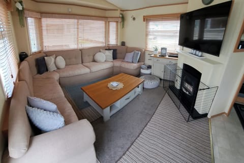 Cosy and comfortable lounge perfect for relaxing and putting your feet up! Nice open space great for a busy family and quality time. Free WiFi, so on them colder days you can cuddle up on the sofa grab a blanket put on the fire and watch movies