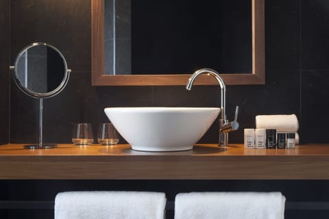 Luxury Suite, City View (High floor) | Bathroom | Shower, rainfall showerhead, designer toiletries, hair dryer