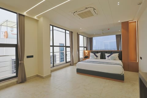 Royal Suite, City View | Down comforters, soundproofing, free WiFi, bed sheets