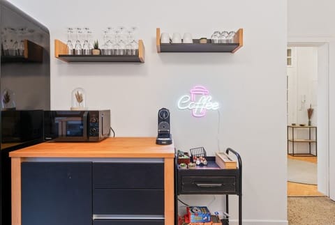 Genieß deinen Kaffee-Moment an der Theke, wo die Nespresso-Maschine und Starbucks-Kapseln auf dich warten