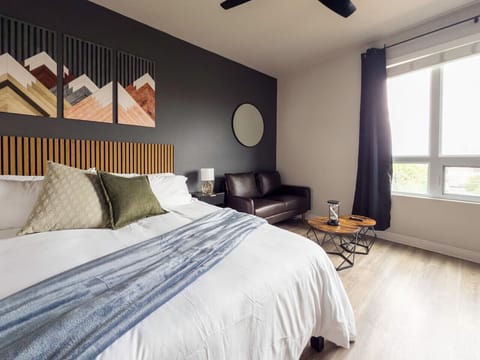 Gentle Views, King-Size Dreams: Discover Calmness Gazing Out from Your Spacious Bedroom Haven! #CloudStays