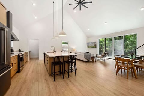 With soaring ceilings, oversized windows, and seamless indoor-outdoor flow, the great room is the perfect hub for your Door County adventure.