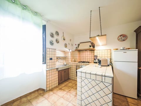 Flooring, Interior Design, Floor, Ceiling, Kitchen, Room, Tile, Apartment, Countertop, Light Fixture