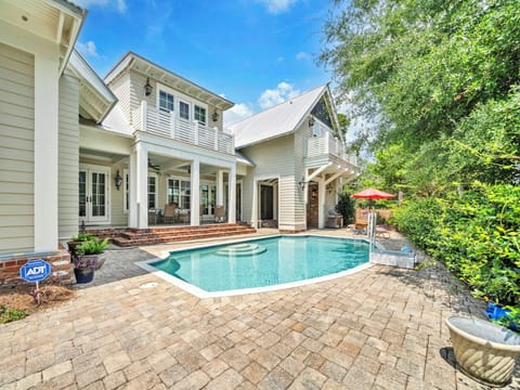 Spacious pool