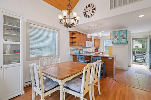 Dining Table- seats 6!