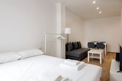 Basic Studio, Patio | Iron/ironing board, free WiFi