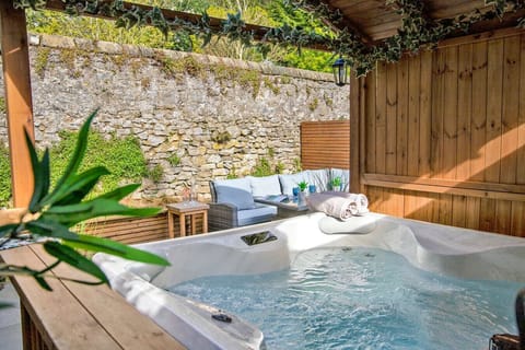 Outdoor spa tub